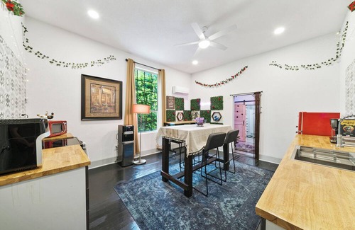 Alta Vista Apartment | San Antonio Getaway I Near Downtown & Airport
