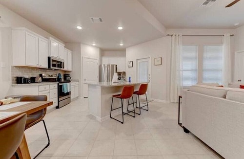 Temple House | Family-Ready Retreat - Baylor, VA, Temple College