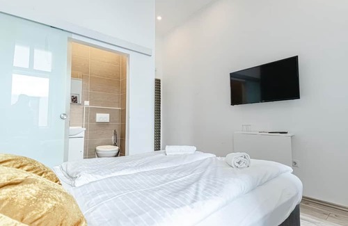 Mariahilf Hotel | Beautiful Room, Wifi & TV, Near Mariahilferstraße