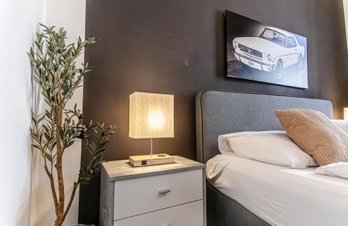 Mariahilf Hotel | Cozy Hotel Room with View | Mariahilferstr