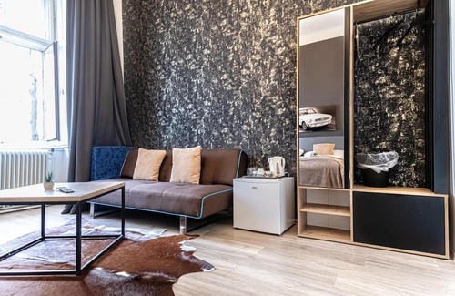 Mariahilf Hotel | Cozy Hotel Room with View | Mariahilferstr