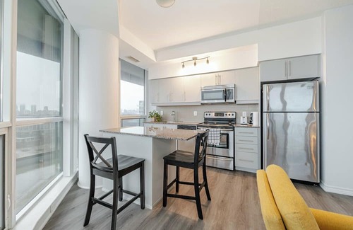 Markham Condo | Beautiful 2 Bed 2 Bath with Parking