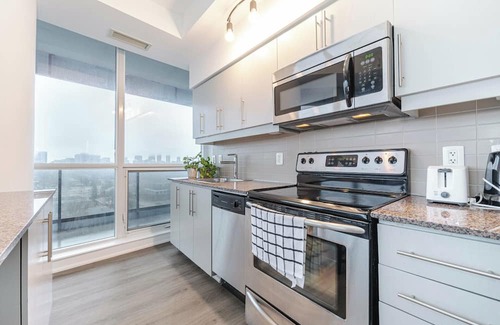 Markham Condo | Beautiful 2 Bed 2 Bath with Parking