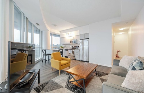 Markham Condo | Beautiful 2 Bed 2 Bath with Parking