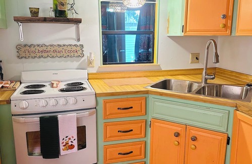 Astor Cottage | Charming 1-bedroom in Astor direct St Johns River,with Boat Dock.