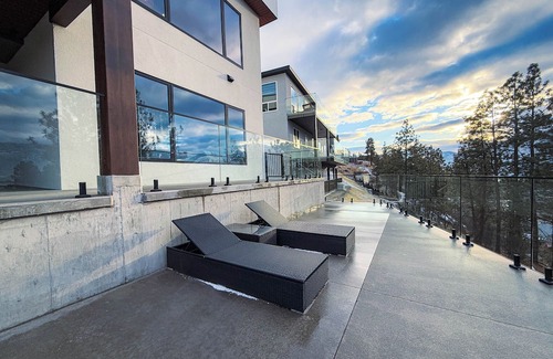 Okanagan-Similkameen House | Sky view Retreat with pool, movie theatre and views