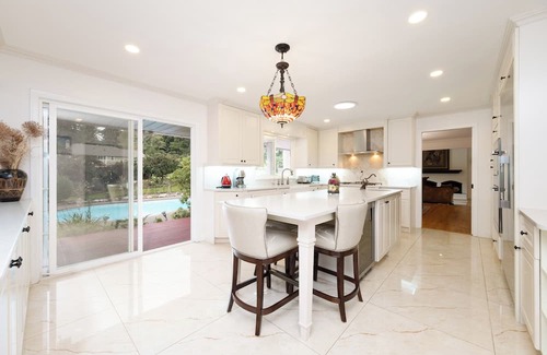 Surrey House | Spacious 5BR w/Pool & 5 Baths – Surrey Retreat