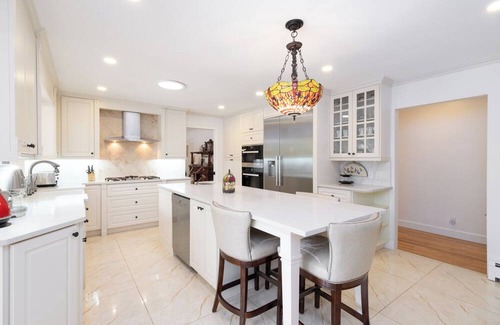 Surrey House | Spacious 5BR w/Pool & 5 Baths – Surrey Retreat