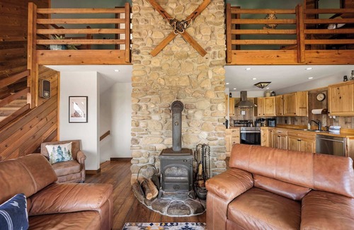 West Valley Cabin | Family-Friendly Cabin with Heated Pool & Sauna