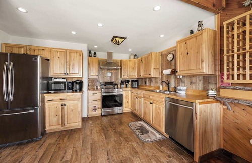 West Valley Cabin | Family-Friendly Cabin with Heated Pool & Sauna
