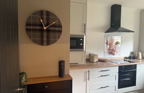 Dalavich Apartment | Luxury Flat - Baker St-StirlingnKick back and relax in this calm, restful space.