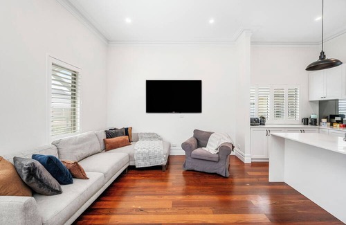 Bayswater House | Stylish Suburban Getaway: Spacious & BBQ in Bayswater