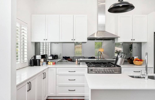 Bayswater House | Stylish Suburban Getaway: Spacious & BBQ in Bayswater