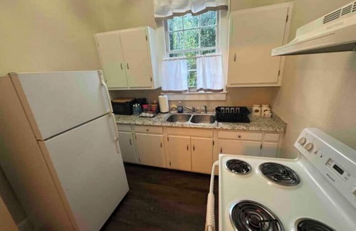 Dublin Apartment | Charming 1-bedroom apartment in fabulous Dublin, GA. Just minutes from Downtown.