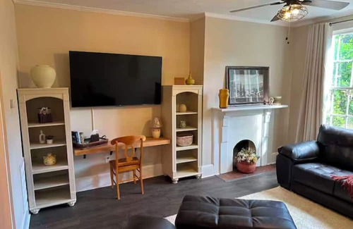 Dublin Apartment | Charming 1-bedroom apartment in fabulous Dublin, GA. Just minutes from Downtown.