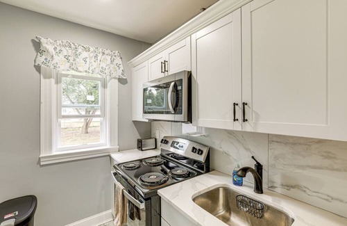 Manchester Apartment | BBQ Ready: Historic Apt 3 Mi to Dtwn Manchester