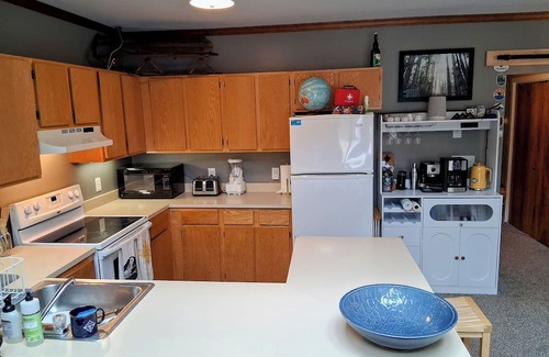 Plymouth Condo | SKI IN/OUT & w/Fireplace @ Tenney Mt, central to 4 Indypass Mts, Lakes, & more!