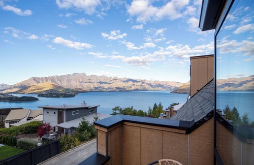 Fernhill House | Gorgeous 5-bedroom house with hot tub in Queenstown