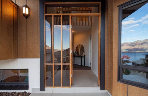 Fernhill House | Gorgeous 5-bedroom house with hot tub in Queenstown