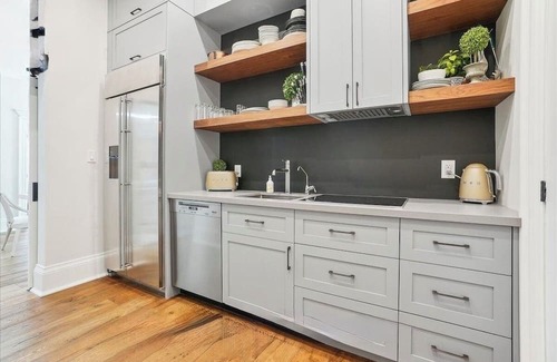 Burlington House | Elegant Downtown Burlington Retreat – Walk to Lake, Shops & Dining!