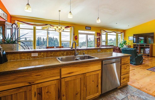 Thurston House | 10 Mi to Eugene: Countryside Home w/Mtn Views!