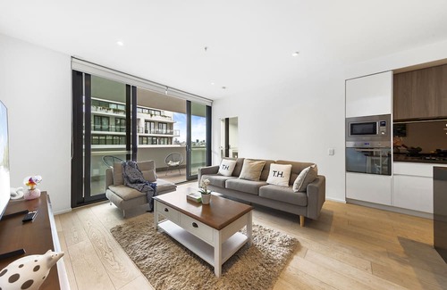 Mascot Apartment | Spacious Condo in Mascot. Doorsteps to Station!