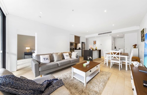 Mascot Apartment | Spacious Condo in Mascot. Doorsteps to Station!