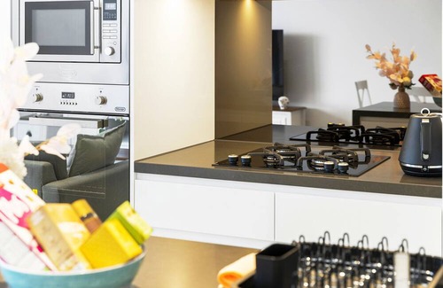 Mascot Apartment | Spacious Condo in Mascot. Doorsteps to Station!