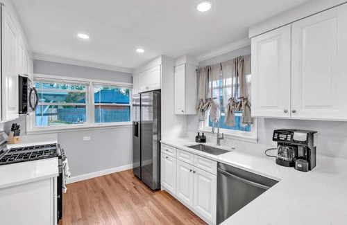 Elmhurst Apartment | Elmhurst Gem – Ideal Mid-Term Rental, Top Location