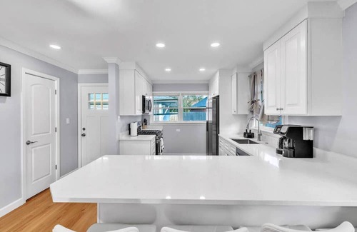 Elmhurst Apartment | Elmhurst Gem – Ideal Mid-Term Rental, Top Location