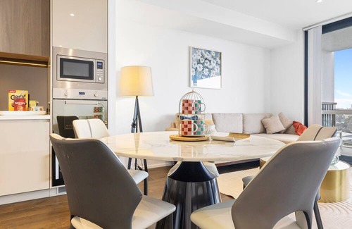 Mascot Apartment | Stunning City Views | Spacious 3BR Apt | Mascot