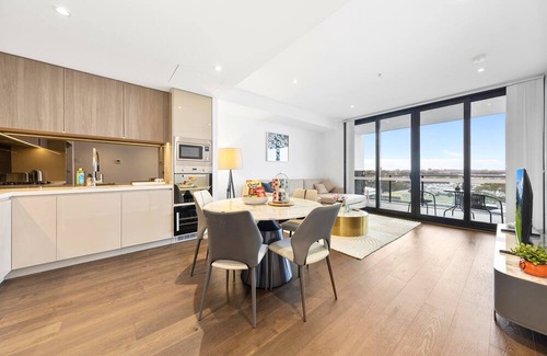 Mascot Apartment | Stunning City Views | Spacious 3BR Apt | Mascot