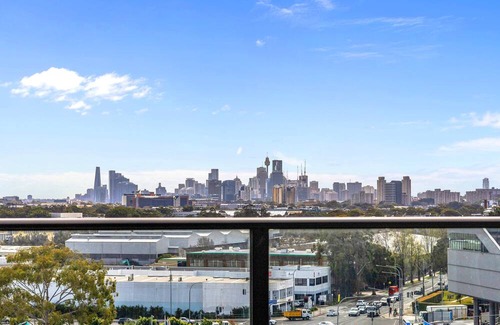 Mascot Apartment | Stunning City Views | Spacious 3BR Apt | Mascot
