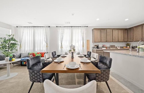 Ontario Villa | Super Mario/5BD/3BA/7BEDS/3TVS/Near Airpot/Clean