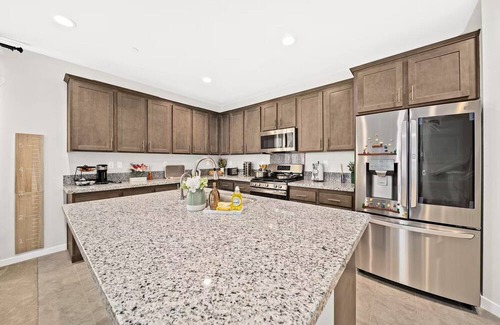 Ontario Villa | Super Mario/5BD/3BA/7BEDS/3TVS/Near Airpot/Clean
