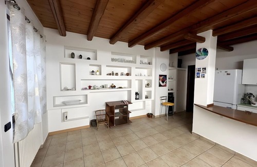 Monguzzo Apartment | Apartment 'La Casa Del Barba' with Wi-Fi