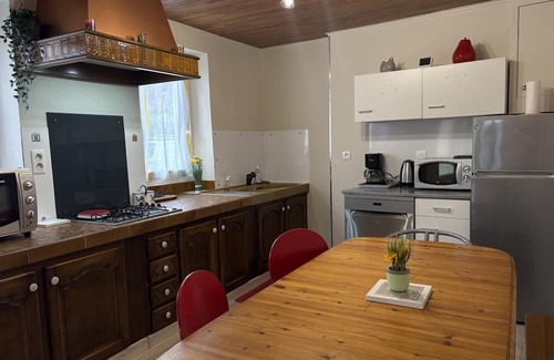 Bransat Cottage | Family home in the heart of Allier with enclosed garden, parking, and air conditioning