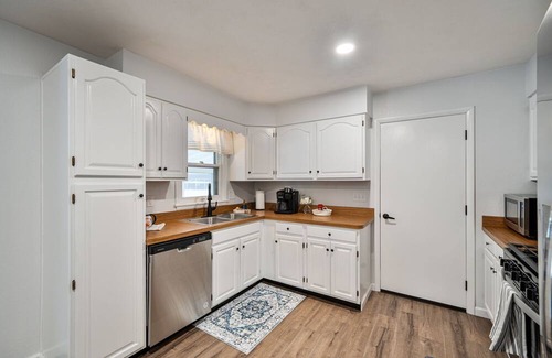 Elkhart House | Family Friendly Riverside Oasis:4 BR, Spacious with Peaceful Scenic Views & ND!