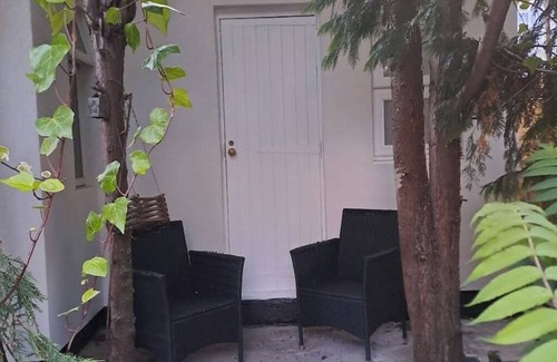 Hendon Cabin | Picturesque City Cabin modern Professional Market, near busses, tube and shops