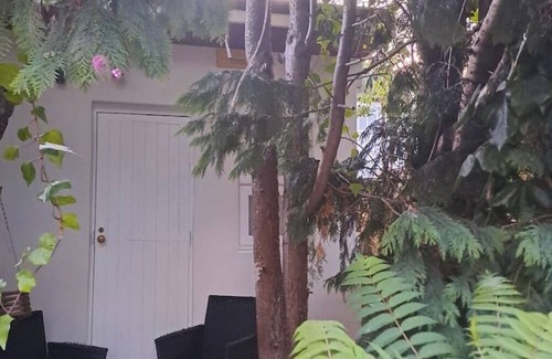 Hendon Cabin | Picturesque City Cabin modern Professional Market, near busses, tube and shops