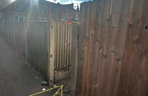 Hendon Cabin | Picturesque City Cabin modern Professional Market, near busses, tube and shops