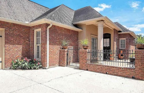 Prairieville House | Charming 3-bedroom house in Prairieville with AC