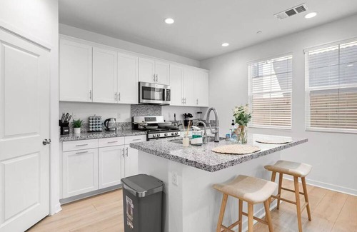 Ontario Villa | 4BR/3BA/6BEDS/Close to the airport/Quality furniture/Comfortable/Clean