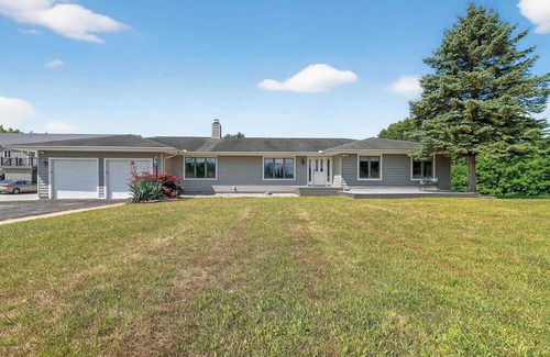 Grass Lake House | Grass Lake Retreat with Game Room & Fire Pit