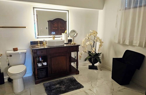 West Milton House | Luxe Studio Apartment in the Burbs w/wooded lot