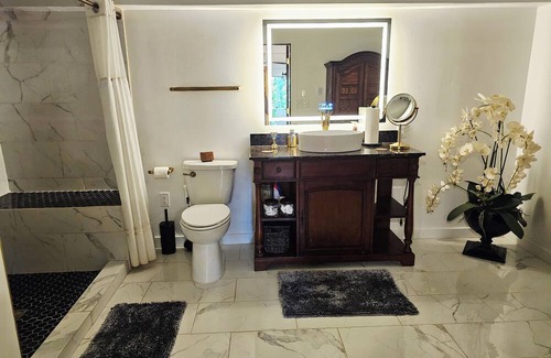 West Milton House | Luxe Studio Apartment in the Burbs w/wooded lot