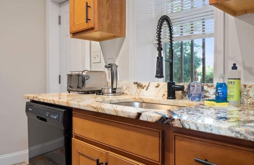 North Oakland Apartment | 3 Story home w/11 beds! | Close to Pitt & CMU!