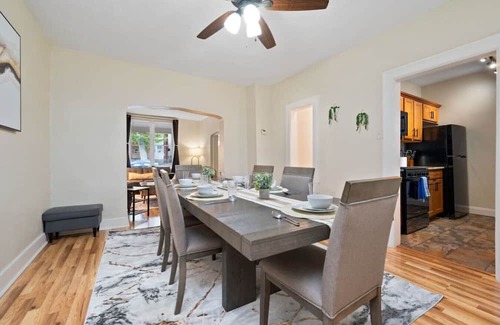 North Oakland Apartment | 3 Story home w/11 beds! | Close to Pitt & CMU!