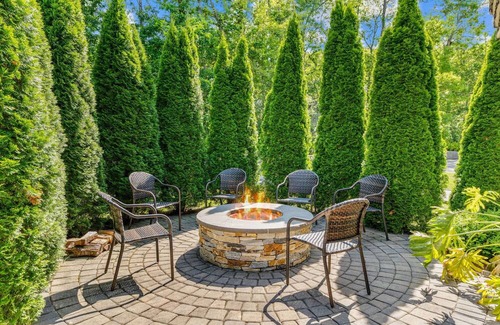 Barnstable House | Family Escape Luxury Retreat with Heated Pool&Firepit