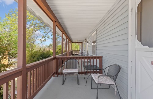 Diamond City Cabin | 1bed/1bath cabin with beautiful views of Bull Shoals Lake.
